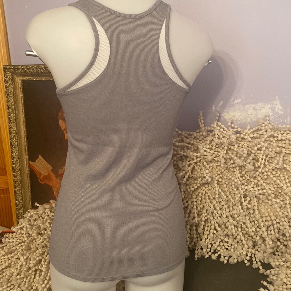 Tank top size medium - Picture 3 of 5